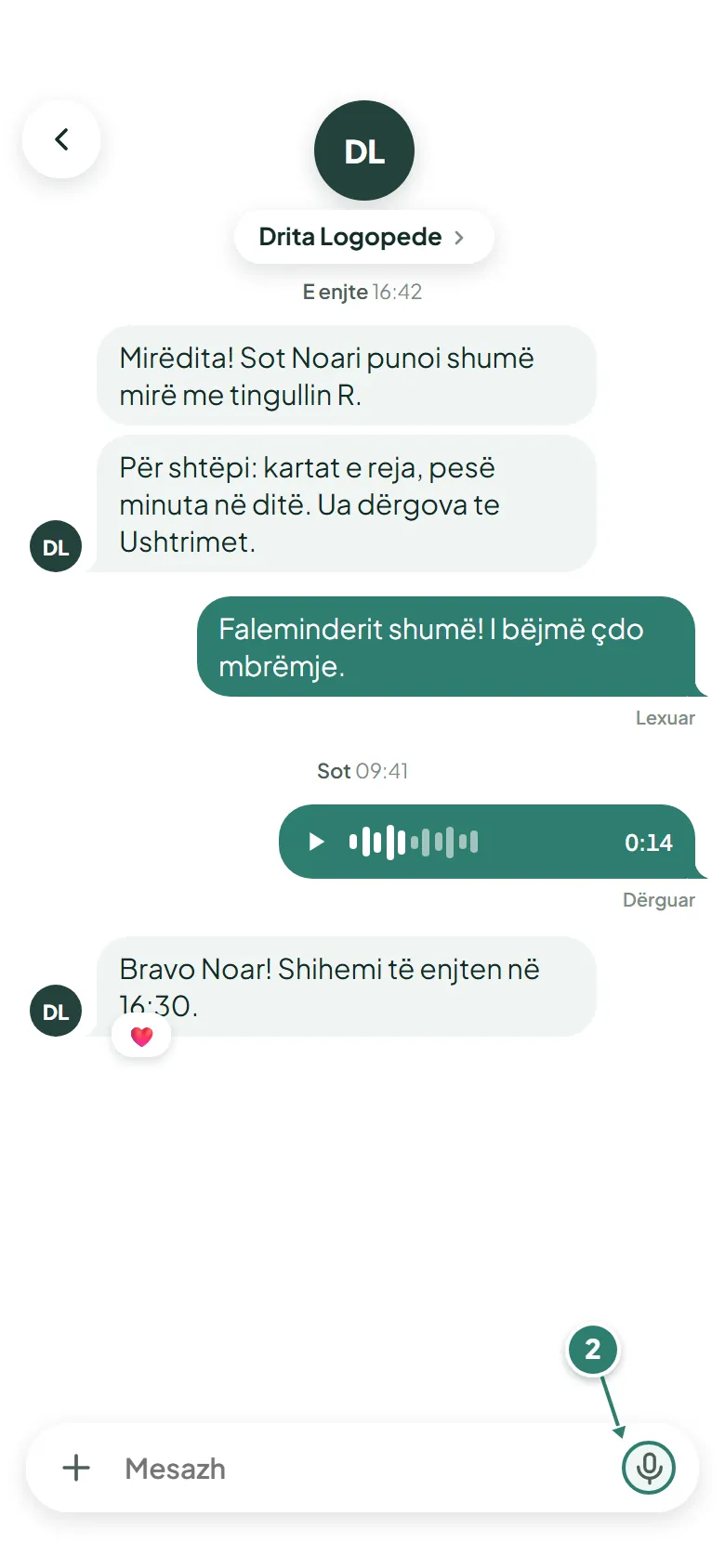Biseda me qendrën në aplikacion: mesazhet, një mesazh zëri, dhe mikrofoni poshtë për mesazh zëri.